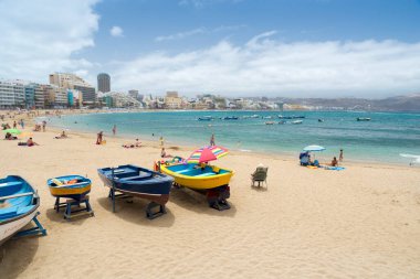 LAS PALMAS DE GRAN CANARIA, İspanya - 2 AĞUSTOS 2016: Las Canteras sahilinde balıkçı tekneleri Las Palmas, Kanarya Adaları