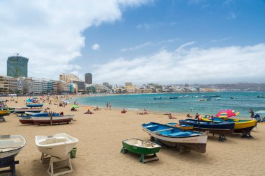 LAS PALMAS DE GRAN CANARIA, İspanya - 2 AĞUSTOS 2016: Las Canteras sahilinde balıkçı tekneleri Las Palmas, Kanarya Adaları