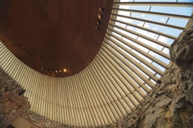 HELSINKI, FINLAND - 13 Haziran 2016: Helsinki 'deki tapınağın kubbesinden (Temppeliaukio Kilisesi) giren yumuşak ışık muhteşem yansıtıcı etki yarattı