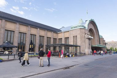 HELSINKI, FINLAND - 13 Haziran 2016: Helsinki Merkez Tren İstasyonu, Finlandiya 'nın orta kesiminin bir parçası ve Helsinki bölgesindeki toplu taşımacılığın odak noktasıdır..