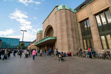 HELSINKI, FINLAND - 13 Haziran 2016: Helsinki Merkez Tren İstasyonu, Finlandiya 'nın orta kesiminin bir parçası ve Helsinki bölgesindeki toplu taşımacılığın odak noktasıdır..
