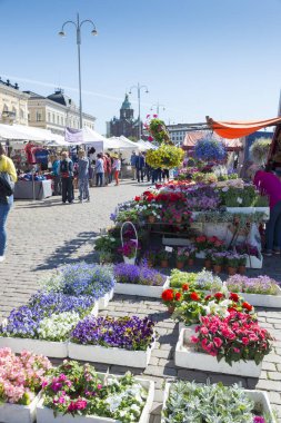 HELSINKI, FINLAND - 14 Haziran 2016: Helsinki 'nin merkezindeki Finlandiya Körfezi yakınlarındaki Pazar Meydanı' nda İnsanlar. 