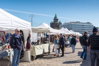 HELSINKI, FINLAND - 14 Haziran 2016: Helsinki 'nin merkezindeki Finlandiya Körfezi yakınlarındaki Pazar Meydanı' nda İnsanlar. 