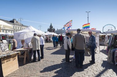 HELSINKI, FINLAND - 14 Haziran 2016: Helsinki 'nin merkezindeki Finlandiya Körfezi yakınlarındaki Pazar Meydanı' nda İnsanlar. 