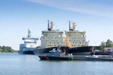 HELSINKI, FINLAND - 14 Haziran 2016: Helsinki limanında buzkıranlar. Finlandiya.