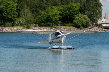 HELSINKI, FINLAND - 14 Haziran 2016: Helsinki limanına bir deniz uçağı iniş; Finlandiya