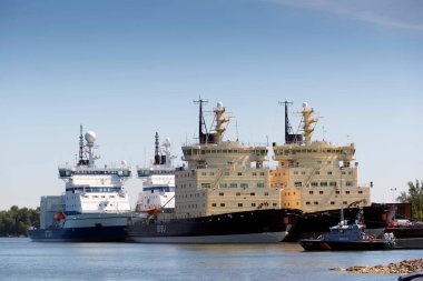 HELSINKI, FINLAND - 14 Haziran 2016: Helsinki limanında buzkıranlar. Finlandiya.
