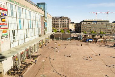 HELSINKI, FINLAND - 14 Haziran 2016: Kamppi Merkezi yakınlarındaki Narinkka Meydanı 'nda insanlar. Kamppi alışveriş merkezi, otobüs terminali, metro istasyonu. Narinkka, Rusça 