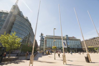 HELSINKI, FINLAND - 14 Haziran 2016: Kamppi Merkezi yakınlarındaki Narinkka Meydanı 'nda insanlar. Kamppi alışveriş merkezi, otobüs terminali, metro istasyonu. Narinkka, Rusça 