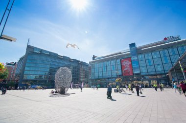 HELSINKI, FINLAND - 14 Haziran 2016: Kamppi Merkezi yakınlarındaki Narinkka Meydanı 'nda insanlar. Kamppi alışveriş merkezi, otobüs terminali, metro istasyonu. Narinkka, Rusça 