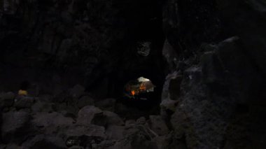 LANZAROTE, İspanya - 1 Mayıs 2018: Adanın başlıca turistik merkezlerinden biri olan Cueva de los Verdes 'i ziyaret edenler