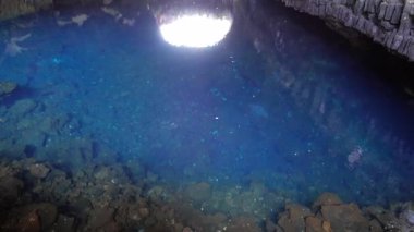 LANZAROTE, İspanya - 1 Mayıs 2018: Adanın başlıca turistik merkezlerinden biri olan Jameos del Agua 'yı ziyaret edenler. Eğil