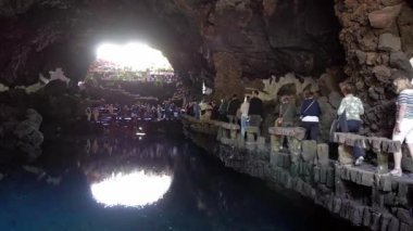 LANZAROTE, İSPAN - 1 Mayıs 2018: Adanın başlıca turistik merkezlerinden biri olan Jameos del Agua 'yı ziyaret edenler