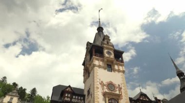 SINAIA, ROMANIA - 3 HAZİRAN 2018 Pele? Romanya 'nın Sinaia kenti yakınlarındaki Carpathian Dağları' ndaki şato, 1873 ile 1914 yılları arasında inşa edilen Transilvanya ve Eflak 'ı birbirine bağlayan mevcut bir ortaçağ rotası üzerindedir. Göreve başlama töreni 1883 'te yapıldı..