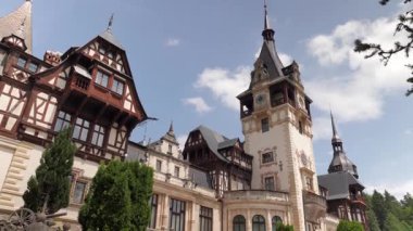 SINAIA, ROMANIA - 3 HAZİRAN 2018 Pele? Romanya 'nın Sinaia kenti yakınlarındaki Carpathian Dağları' ndaki şato, 1873 ile 1914 yılları arasında inşa edilen Transilvanya ve Eflak 'ı birbirine bağlayan mevcut bir ortaçağ rotası üzerindedir. Göreve başlama töreni 1883 'te yapıldı..