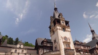 SINAIA, ROMANIA - 3 HAZİRAN 2018 Pele? Romanya 'nın Sinaia kenti yakınlarındaki Carpathian Dağları' ndaki şato, 1873 ile 1914 yılları arasında inşa edilen Transilvanya ve Eflak 'ı birbirine bağlayan mevcut bir ortaçağ rotası üzerindedir. Göreve başlama töreni 1883 'te yapıldı..