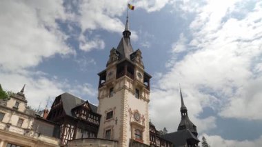 SINAIA, ROMANIA - 3 HAZİRAN 2018 Pele? Romanya 'nın Sinaia kenti yakınlarındaki Carpathian Dağları' ndaki şato, 1873 ile 1914 yılları arasında inşa edilen Transilvanya ve Eflak 'ı birbirine bağlayan mevcut bir ortaçağ rotası üzerindedir. Göreve başlama töreni 1883 'te yapıldı..