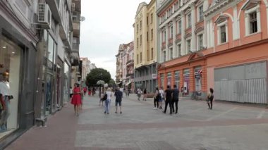 PLOVDIV, BULGARIA - 6 Haziran 2018: Plovdiv şehrinin modern bölgesinde yayalar