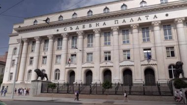 SOFYA, BULGARIA - 7 Haziran 2018: Sofya 'da aslan heykelleriyle Adalet Sarayı