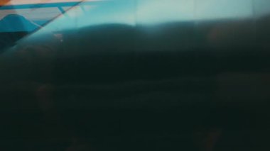 MADRID, İSPAN - 4 Şubat 2019: Puerta de Atocha istasyonuna giren yüksek hızlı tren