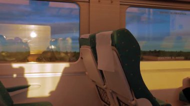 Alacakaranlıkta bir tren vagonunda, insan yok.