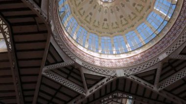 VALENCIA, İspanya - 5 Şubat 2019: Llotja de la Seda ve Valencia 'daki Juanes Kilisesi' nin karşısındaki merkezi gıda pazarının içi
