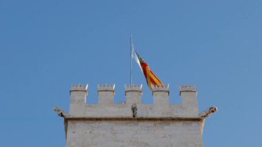 VALENCIA, İspanya - 6 Şubat 2019: Lonja de la Seda kulesinde dalgalanan bayrak