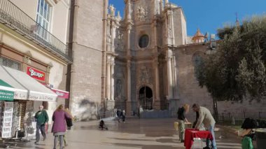 VALENCIA, İSPA - 5 Şubat 2019: Miguelete, Katedralin çan kulesi ve İspanya 'nın Valensiya Leydisi Varsayımı Bazilikası