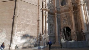 VALENCIA, İSPA - 5 Şubat 2019: Miguelete, Katedralin çan kulesi ve İspanya 'nın Valensiya Leydisi Varsayımı Bazilikası