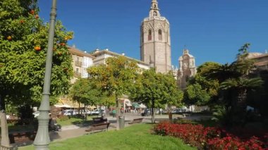VALENCIA, İSPA - 5 Şubat 2019: Miguelete, Katedralin çan kulesi ve İspanya 'nın Valensiya Leydisi Varsayımı Bazilikası