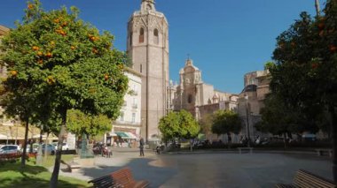 VALENCIA, İSPA - 5 Şubat 2019: Miguelete, Katedralin çan kulesi ve İspanya 'nın Valensiya Leydisi Varsayımı Bazilikası