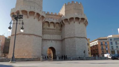 VALENCIA, İspanya - 5 Şubat 2019: Serranos Kapısı 'nın dış cephesi veya Valensiya' nın antik şehir duvarının bir parçası olan Serranos Kuleleri