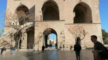 VALENCIA, İspanya - 5 Şubat 2019: Serranos Kapısı 'nın dış cephesi veya Valensiya' nın antik şehir duvarının bir parçası olan Serranos Kuleleri