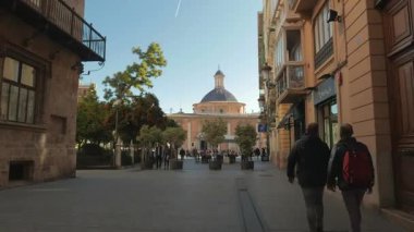 VALENCIA, İspanya - 6 Şubat 2019: güneşli bir kış gününde Valencia şehir merkezinin canlı sokaklarında yürüyen insanlar