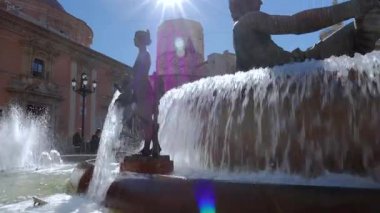 VALENCIA, İspanya - 5 Şubat 2019: Saint Mary Meydanı ve Valencia 'da bir yaz günü Rio Turia çeşmesi, İspanya