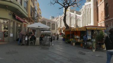 VALENCIA, İspanya - 5 Şubat 2019: Llotja de la Seda 'nın karşısındaki merkez gıda pazarı ve Valencia' daki Juanes Kilisesi