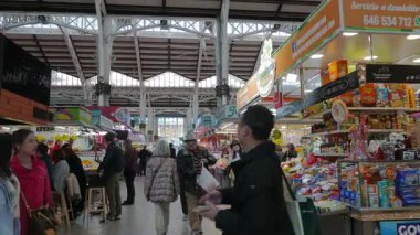 VALENCIA, İspanya - 5 Şubat 2019: Llotja de la Seda ve Valencia 'daki Juanes Kilisesi' nin karşısındaki merkezi gıda pazarının içi