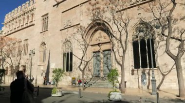 VALENCIA, İspanya - 6 Şubat 2019: Lonja de la Seda kulesinde dalgalanan bayrak