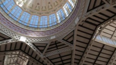VALENCIA, İspanya - 5 Şubat 2019: Llotja de la Seda ve Valencia 'daki Juanes Kilisesi' nin karşısındaki merkezi gıda pazarının içi
