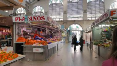 VALENCIA, İspanya - 5 Şubat 2019: Llotja de la Seda ve Valencia 'daki Juanes Kilisesi' nin karşısındaki merkezi gıda pazarının içi