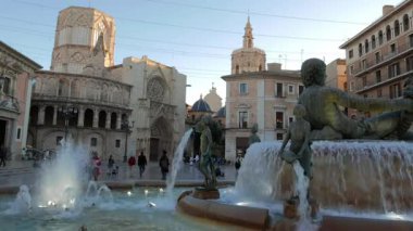 VALENCIA, İspanya - 5 Şubat 2019: Saint Mary Meydanı ve Valencia 'da bir yaz günü Rio Turia çeşmesi, İspanya