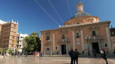 VALENCIA, İSPAN - 5 Şubat 2019: Valencia 'daki Bakire Meryem Meydanı, İspanya