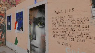 VALENCIA, İspanya - 6 Şubat 2019: 1957 sel felaketinin kurbanlarının anısına şehir merkezindeki bir duvara grafiti