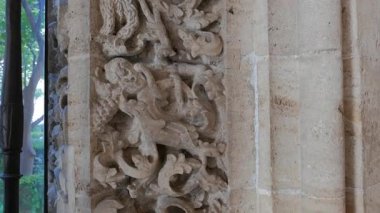 VALENCIA, İSPA - 6 Şubat 2019: Valencia, İspanya 'daki La Lonja de la Seda adlı küçük gotik binaların ormandaki figür heykelinin kapatılması