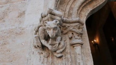 VALENCIA, İspanya - 6 Şubat 2019: Eski İpek Borsa Binası (La Lonja de la Seda), geç dönem gotik binaların küçük kompleksi, İspanya 'nın Valencia şehrinde ipek ticaretinde kullanılmıştır..