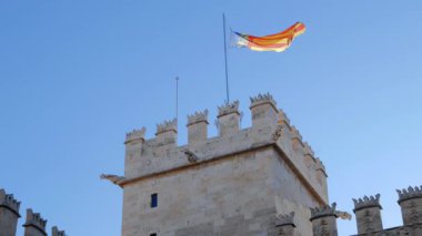 VALENCIA, İspanya - 6 Şubat 2019: Lonja de la Seda kulesinde dalgalanan bayrak