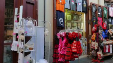 VALENCIA, İspanya - 6 Şubat 2019: Valencia, İspanya 'daki Plaza Redonda, Yuvarlak Meydan' da turist ürünleri mağazaları