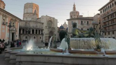 VALENCIA, İspanya - 5 Şubat 2019: Saint Mary Meydanı ve Valencia 'da bir yaz günü Rio Turia çeşmesi, İspanya