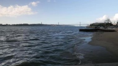 LISBON, PORTUGAL - 21 Kasım 2018: Lizbon Ticaret Meydanı 'ndan ünlü 25 Nisan Köprüsü manzarası