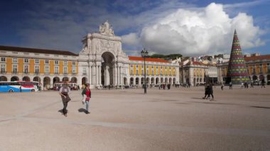 LISBON, PORTUGAL - 21 Kasım 2018: Ticaret Meydanı 'ndaki İnsanlar (Praca do Comercio)